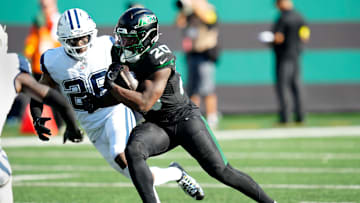 New York Jets running back Breece Hall (20), runs with the ball, Sunday, October 5, 2025.