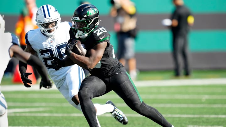 New York Jets running back Breece Hall (20), runs with the ball, Sunday, October 5, 2025.