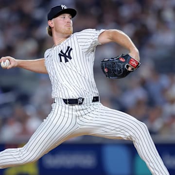 Jul 10, 2025; Bronx, New York, USA; New York Yankees relief pitcher Clayton Beeter (29) pitches against the Seattle Mariners during the sixth inning at Yankee Stadium. Mandatory Credit: Brad Penner-Imagn Images