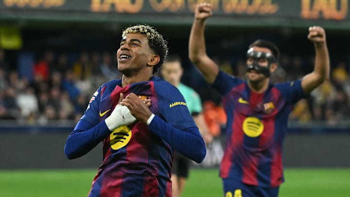 El delantero español del Barcelona, Lamine Yamal, celebra el segundo gol de su equipo durante el partido de LaLiga entre Villarreal CF y FC Barcelona