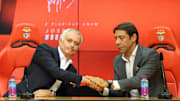 José Mourinho, lors de sa signature officielle au SL Benfica.