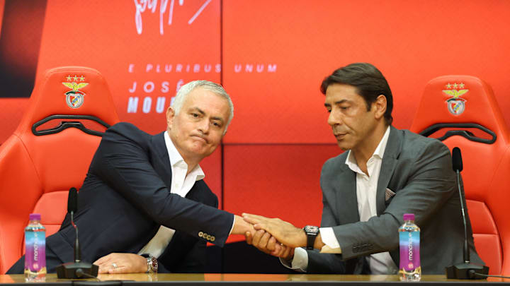 José Mourinho, lors de sa signature officielle au SL Benfica. José Mourinho, lors de sa signature officielle au SL Benfica.