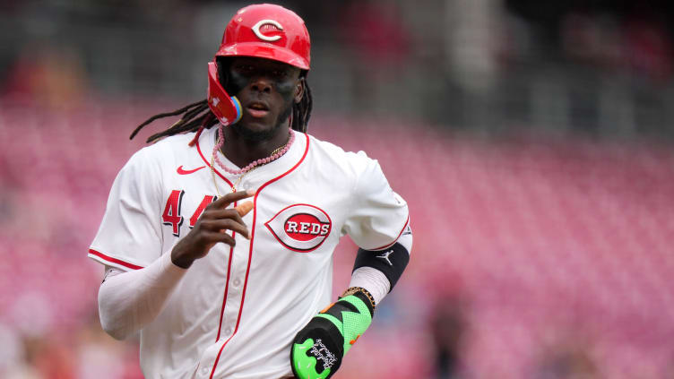 Cincinnati Reds third baseman Elly De La Cruz (44) scores