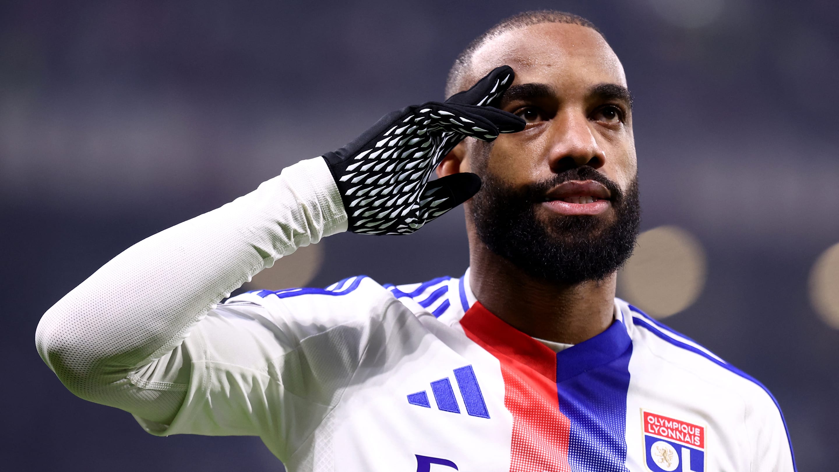 PHOTOS : Le maillot rétro de l'OL a fuité et il est sublime