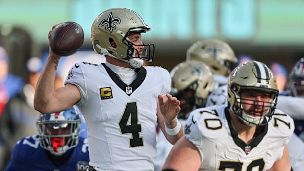 derek-carr-saints-throwing