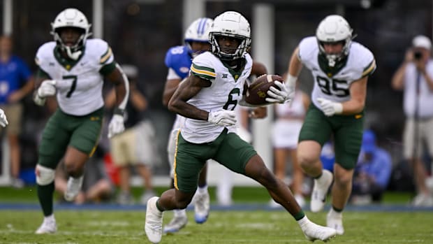  Baylor Bears WR Ashtyn Hawkins (6) runs with the ball during the game between the SMU Mustangs and the Baylor Bears