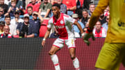 Jurrien Timber resmi pindah ke Arsenal dari Ajax dengan biaya transfer yang dapat mencapai 45 juta Euro.