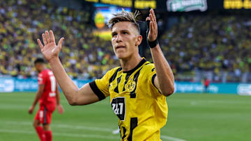 Schlotterbeck heizt die BVB-Fans an