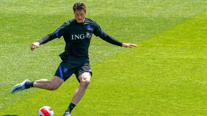 Wout Weghorst topla ısınıyor. Wout Weghorst topla ısınıyor.