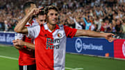El jugador Santiago Giménez celebra un gol con el Feyenoord.
