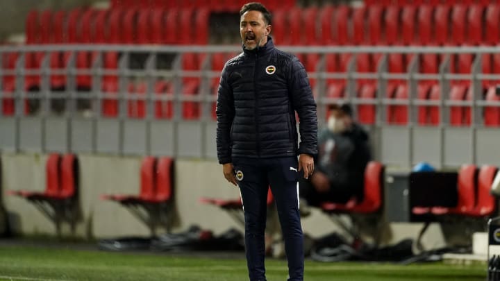 Vitor Pereira oyuncularını uyarıyor. Vitor Pereira oyuncularını uyarıyor.