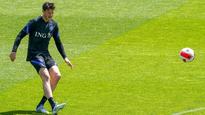 Wout Weghorst topla çalışıyor. Wout Weghorst topla çalışıyor.