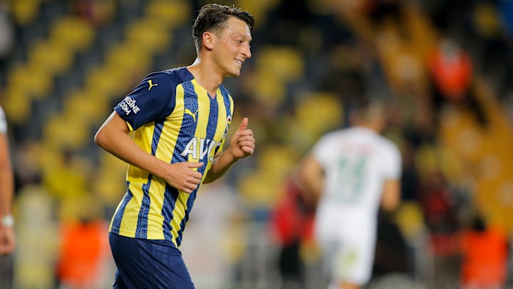 Mesut Özil geriye dönüyor. Mesut Özil geriye dönüyor.