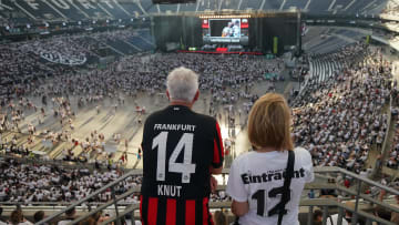 2022 schaute gab es in Frankfurt noch Public Viewing - 2027 wird das EL-Finale dort stattfinden