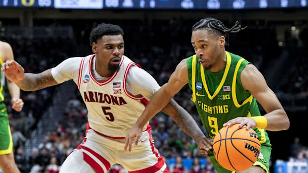 Arizona Wildcats guard KJ Lewis (5) defends against Oregon Ducks guard Keeshawn Barthelemy (9)