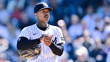 Marcus Stroman usando bigotes, el único tipo de vello que se permite en los Yankees de Nueva York