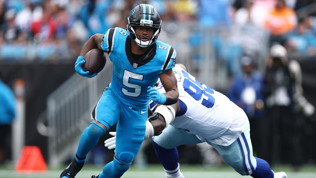 Rico Dowdle de los Carolina Panthers acarreó el balón durante el segundo cuarto del partido ante los Dallas Cowboys