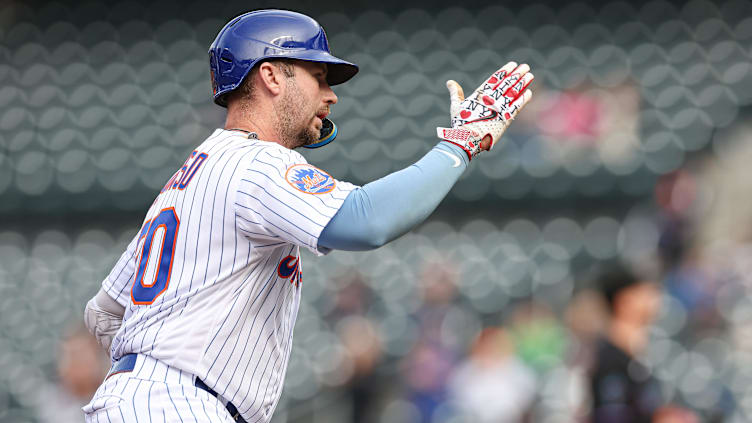 Sep 27, 2023; New York City, New York, USA;  New York Mets first baseman Pete Alonso (20) runs the