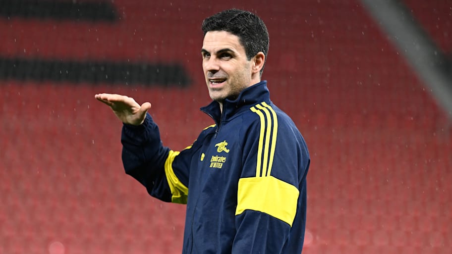 Mikel Arteta raising his hand.