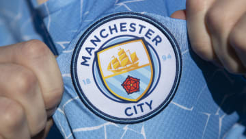El escudo actual del Manchester City tiene a un barco como elemento principal 