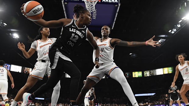 Chelsea Gray dribbling against the Mercury