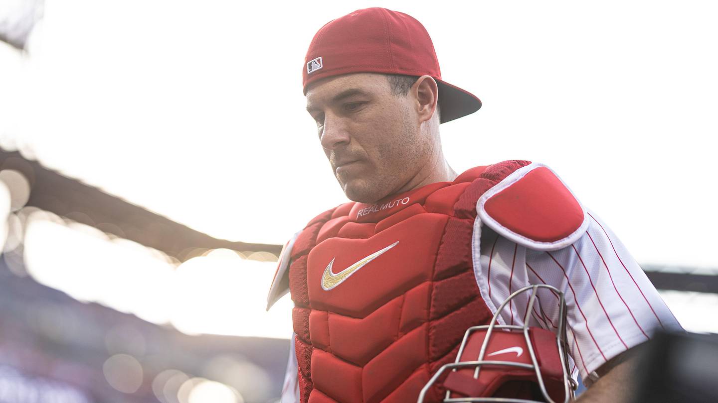 Phillies Get Awful News With J.T. Realmuto Injury Update - Vimarsana News