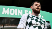 Ein Trio rund um Oliver Burke könnte vor einem Abschied aus Bremen stehen