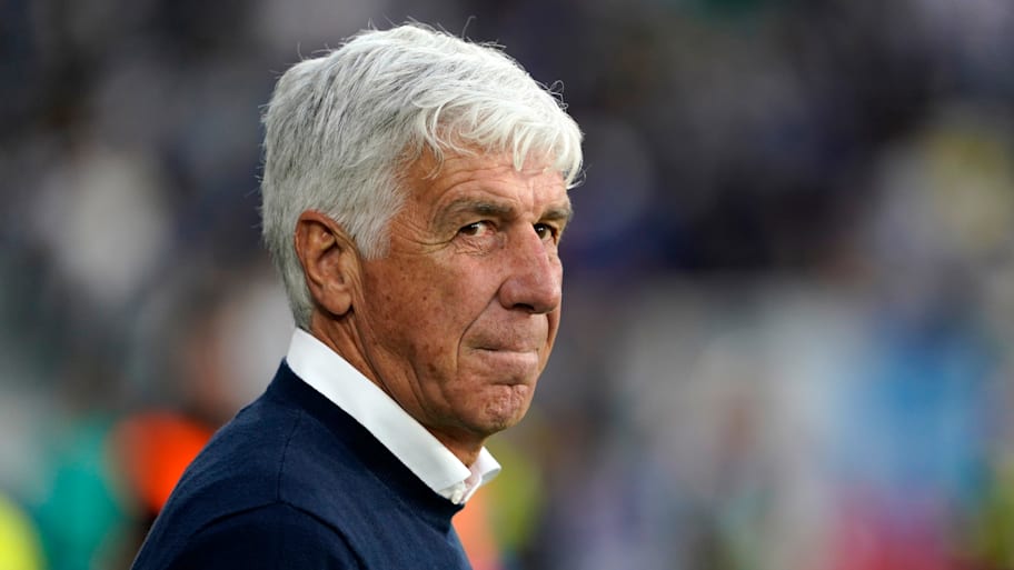 Gian Piero Gasperini looking on.