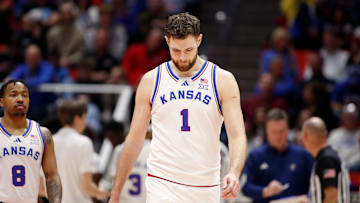 Kansas basketball star Hunter Dickinson