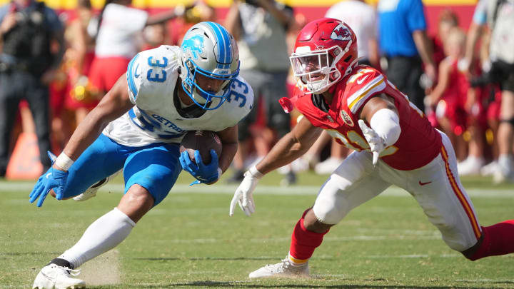 Detroit Lions running back Sione Vaki (33).