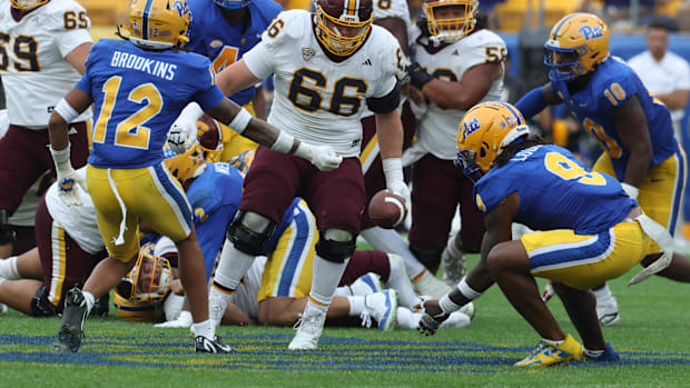 Pittsburgh Panthers linebacker Kyle Louis (9) recovers a Central Michigan Chippewas fumble