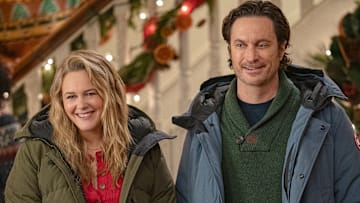 A Merry Little Ex-Mas. (L-R) Alicia Silverstone as Kate and Oliver Hudson as Everett in A Merry Little Ex-Mas