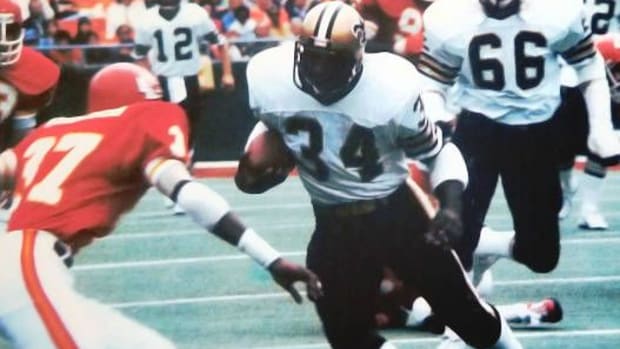 New Orleans Saints running back Tony Galbreath (34) during a 1976 game against the Kansas City Chiefs