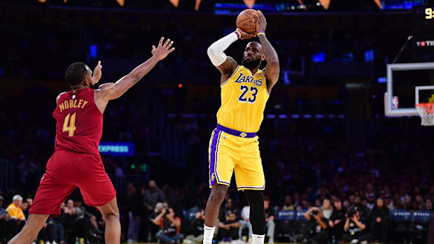 The Los Angeles Lakers LeBron James (23) striker shoots Cleveland Calveland Calveland Cavaliers the striker Evan Mobley (4) D