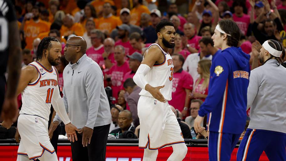 New York Knicks guard Jalen Brunson and center Karl-Anthony Towns come off the floor.