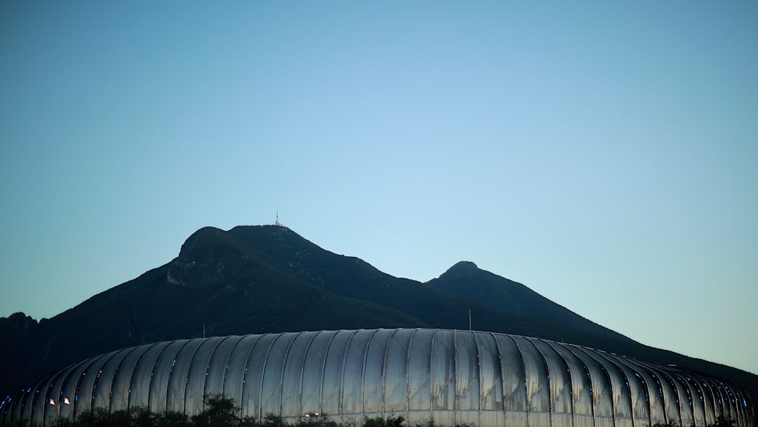 Mientras el nuevo césped del Estadio Monterrey brilla con estándar FIFA, la ciudad afina detalles para recibir cuatro partidos mundialistas y dos del playoff intercontinental, en un entorno donde autoridades descartan cualquier afectación al calendario.