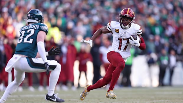 Washington Commanders wide receiver Terry McLaurin (17) runs with the ball for a touchdown against the Philadelphia Eagles