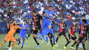 Santiago Gimenez y Camilo Vargas en la pelea de un balón.