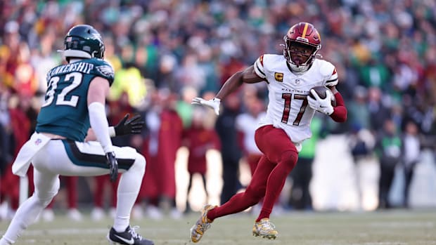 Washington Commanders wide receiver Terry McLaurin (17) runs with the ball for a touchdown against the Philadelphia Eagles