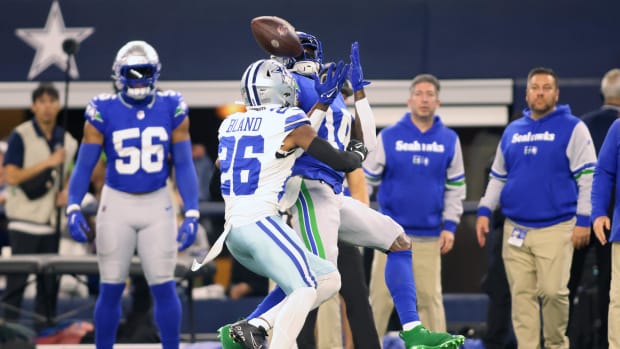 Nov 30, 2023; Arlington, Texas, USA; Seattle Seahawks wide receiver DK Metcalf (14) makes a catch while defended by Dallas Cowboys cornerback DaRon Bland (26) during the first half at AT&T Stadium. Mandatory Credit: Tim Heitman-USA TODAY Sports