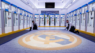 La presentación de la subasta de los lockers del Real Madrid, ante el público 