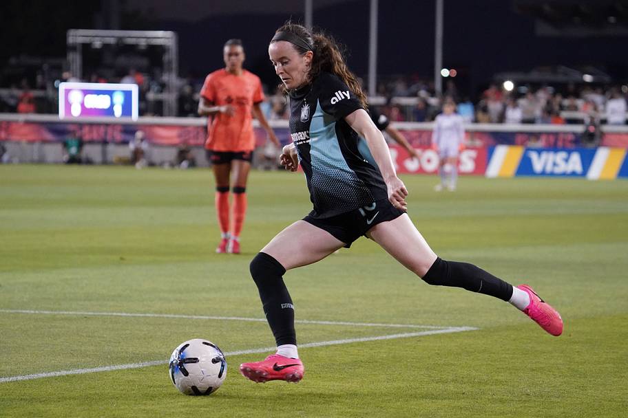 NJ/NY Gotham FC midfielder Rose Lavelle (16) centers the ball against Bay FC