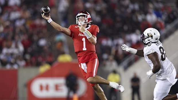  Houston Cougars quarterback Conner Weigman (1) throws the ball during the second half against the Colorado Buffaloes 