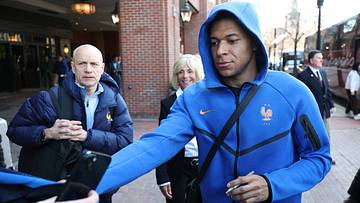Kylian Mbappé qui signe des autographes à Boston