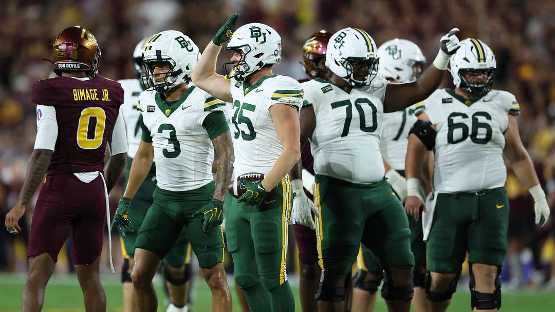 Oct 3, 2026; Tempe, Arizona, USA; Baylor Bears running back Dawson Pendergrass (35) taps his helmet in a play against the Arizona State Sun Devils during the first quarter at Mountain America Stadium. Mandatory Credit: Anna Carrington-Imagn Images Oct 3, 2026; Tempe, Arizona, USA; Baylor Bears running back Dawson Pendergrass (35) taps his helmet in a play against the Arizona State Sun Devils during the first quarter at Mountain America Stadium. Mandatory Credit: Anna Carrington-Imagn Images
