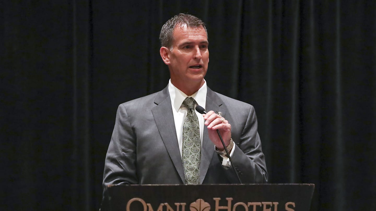 How analysts and social media are reacting to the Mack Rhoades situation