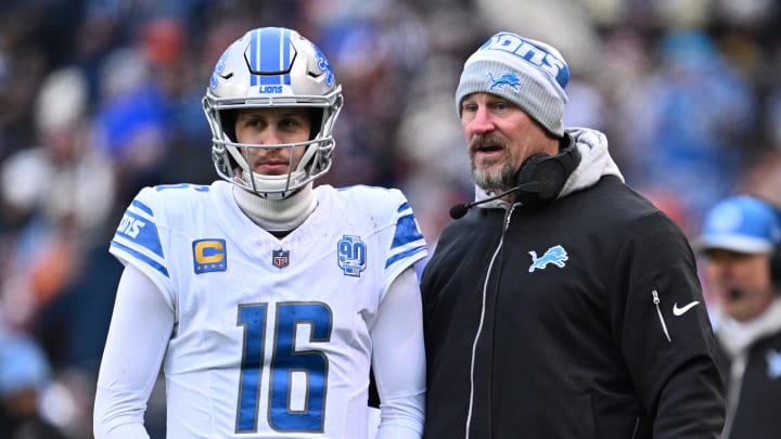 Detroit Lions head coach Dan Campbell talks with quarterback Jared Goff (16).