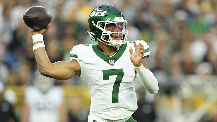 Jets QB Justin Fields Catches Stray During Caleb Williams Discussion