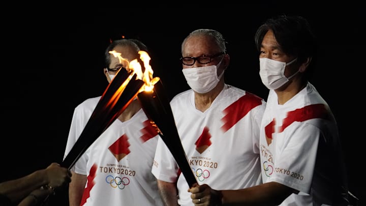 Shigeo Nagashima (center) participates in the Olympic torch relay in 2021 along with Sadaharu Oh and Hideki Matsui.