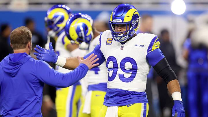 Aaron Donald y Sean McVay intercambian un saludo antes del duelo de comodines de la NFC entre los Los Angeles Rams y los Detroit Lions, en 2024 Aaron Donald y Sean McVay intercambian un saludo antes del duelo de comodines de la NFC entre los Los Angeles Rams y los Detroit Lions, en 2024